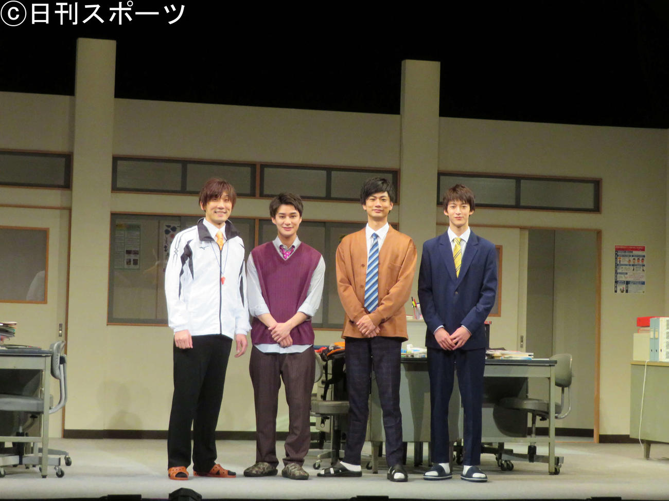 舞台「五月雨」の開演前に取材に応じた、左から宮下貴浩、高崎翔太、馬場良馬、伊藤あさひ（撮影・村上幸将）