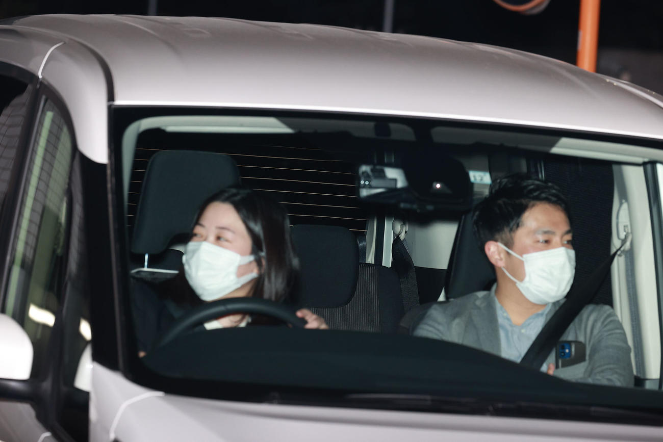 釈放された元YouTuber「ワタナベマホト」こと渡辺摩萌峡さんを乗せた車。後部座席でかがんでいたためか姿は見せなかった（撮影・浅見桂子）