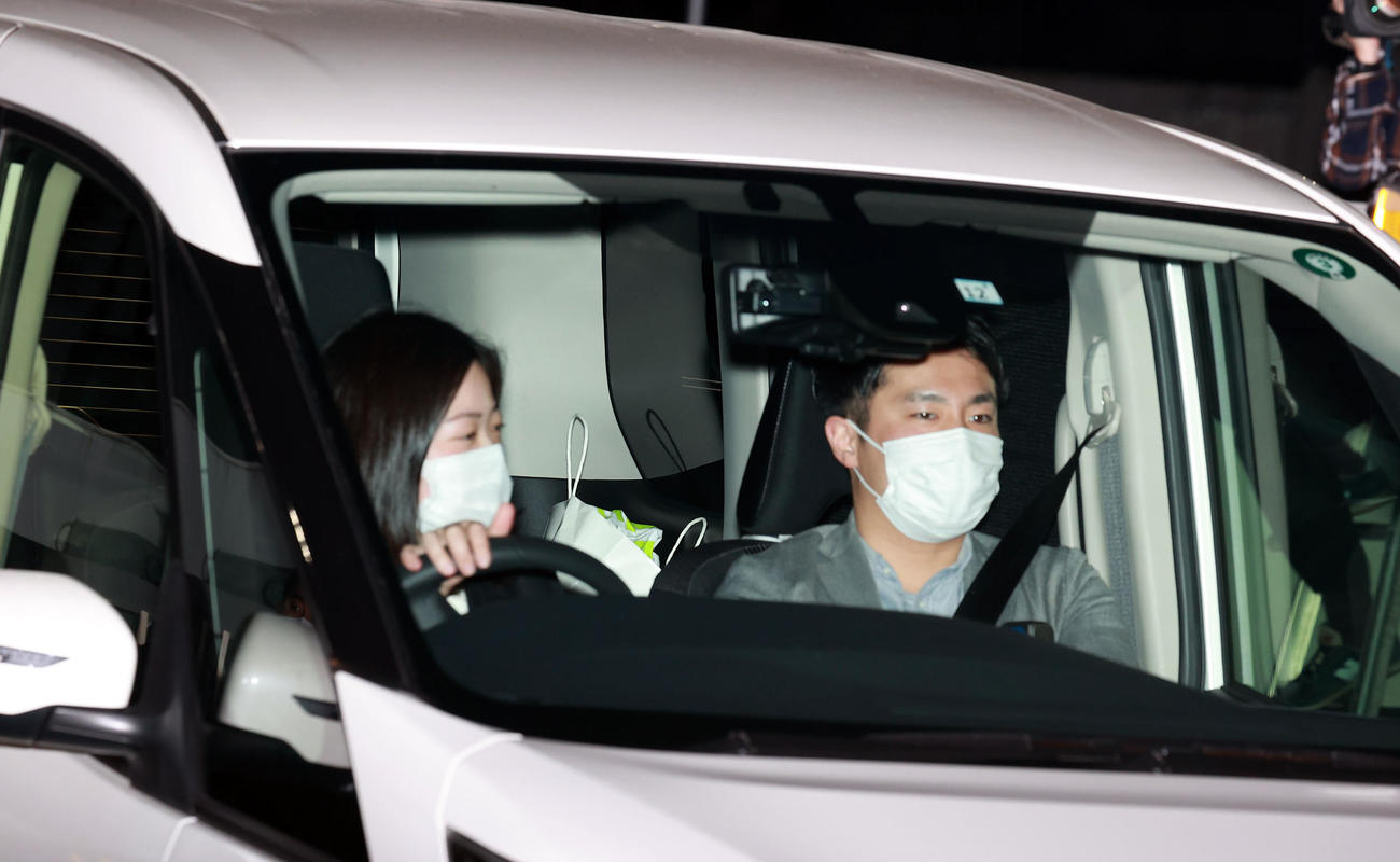 釈放されたワタナベマホトを乗せた車だが、後部座席でかがんでいたためか姿は見せなかった　午後8時33分（撮影・浅見桂子）