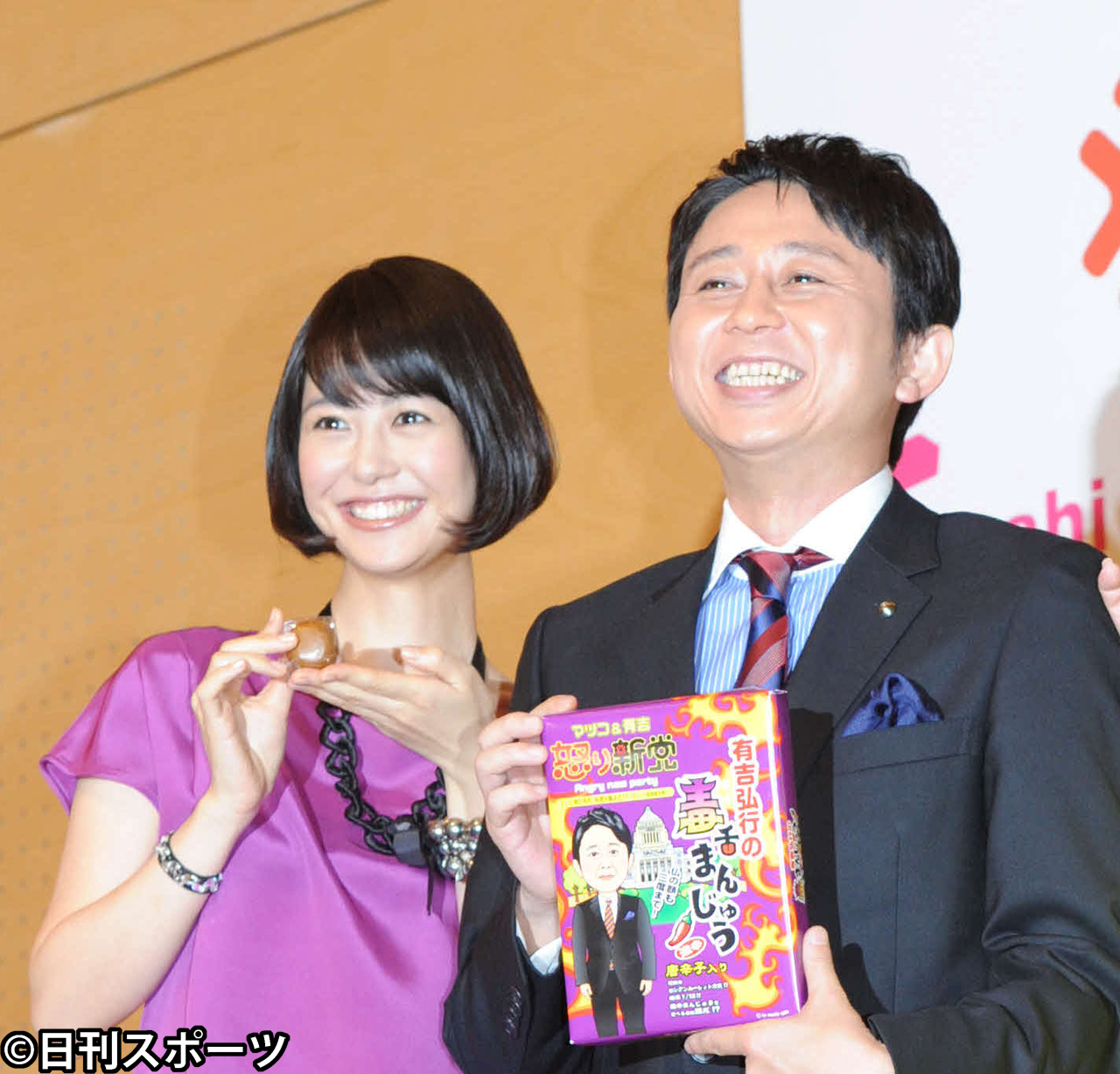 11年10月、テレビ朝日系「マツコ＆有吉　怒り新党」会見での記念撮影で笑顔を見せる、夏目三久と有吉弘行