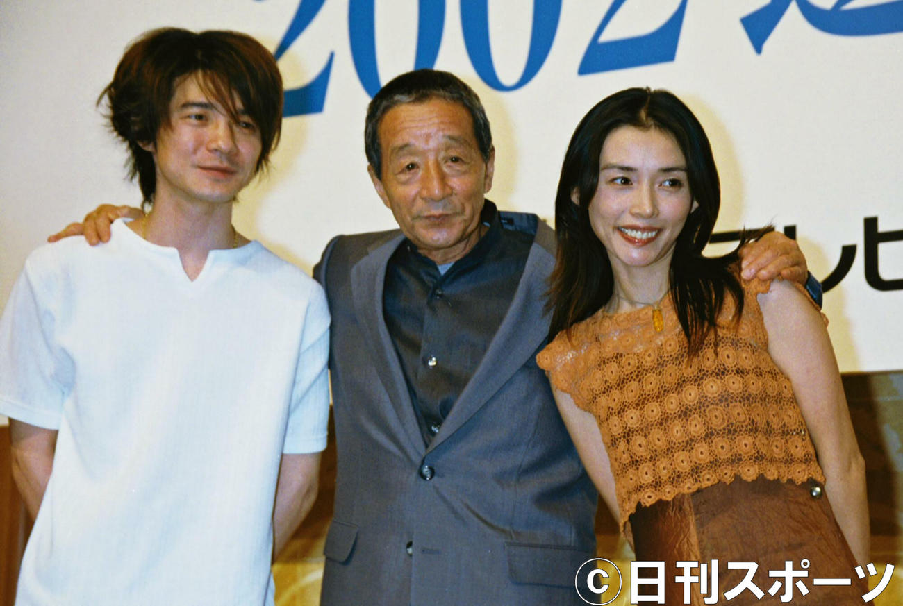 「北の国から2002　遺言」試写会後の会見に参加した左から吉岡秀隆、田中邦衛さん、中嶋朋子（02年8月8日撮影）