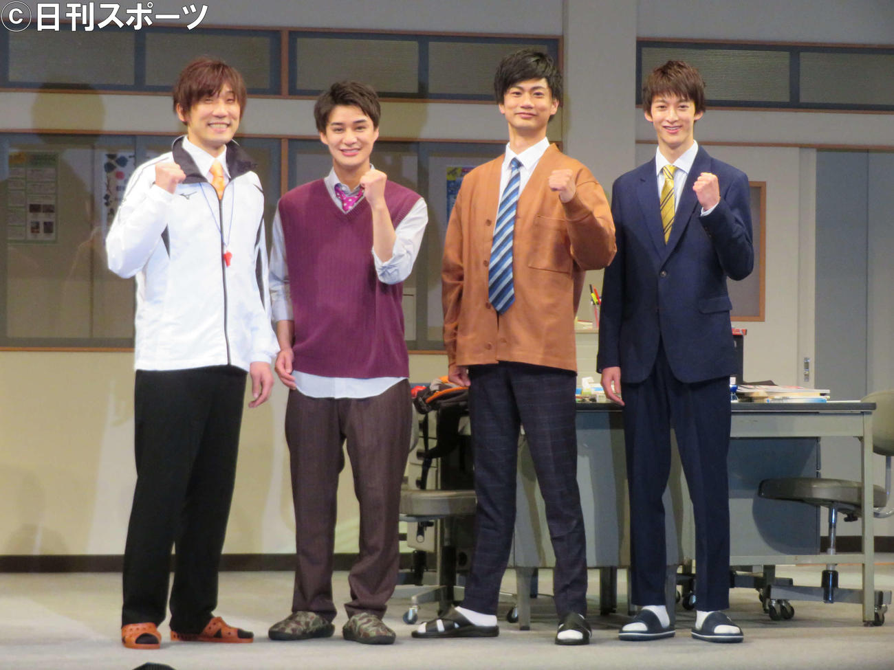 舞台「五月雨」の開演前に取材に応じた、左から宮下貴浩、高崎翔太、馬場良馬、伊藤あさひ（撮影・村上幸将）