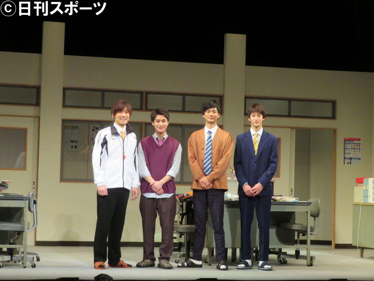 舞台「五月雨」の開演前に取材に応じた、左から宮下貴浩、高崎翔太、馬場良馬、伊藤あさひ（撮影・村上幸将）