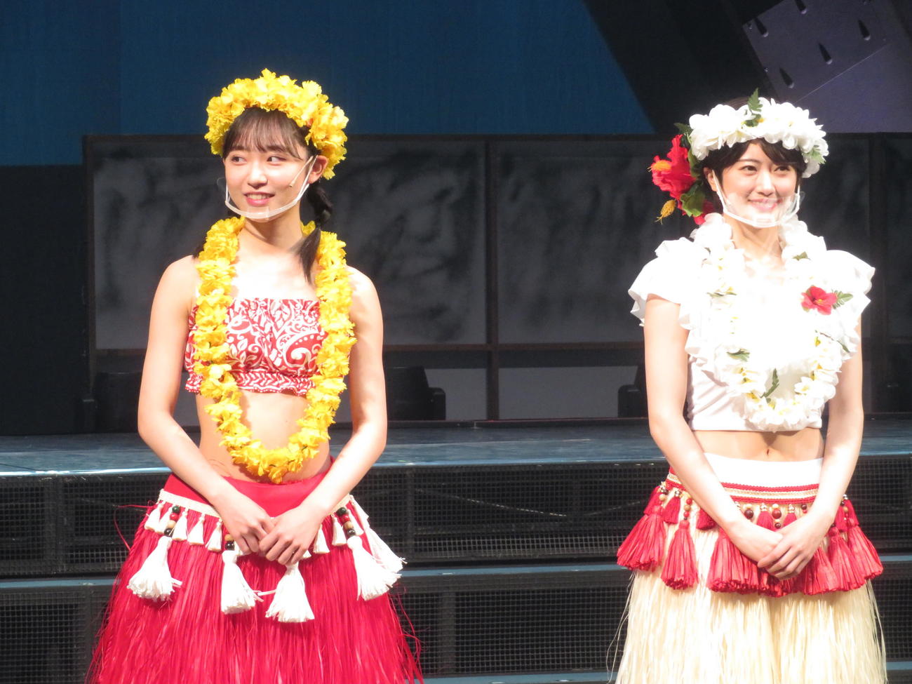 主演舞台「フラガール　－dance for smile－」に出演する山内瑞葵（左）と樋口日奈（撮影・横山慧）