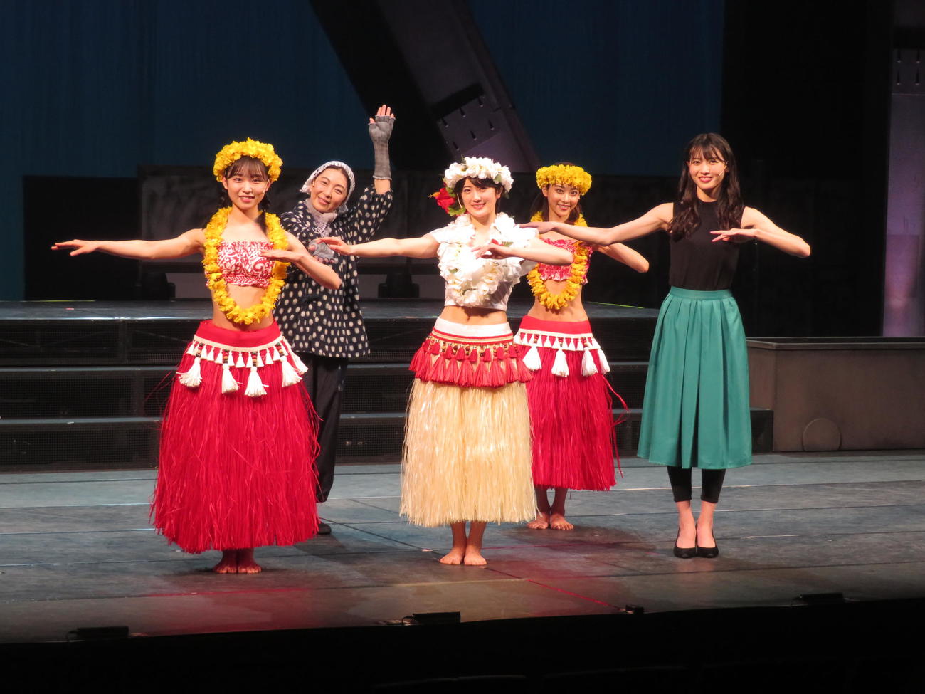 主演舞台「フラガール　－dance for smile－」キャスト。前列左から山内瑞葵、樋口日奈、矢島舞美。後列左から有森也実、安田愛里（撮影・横山慧）