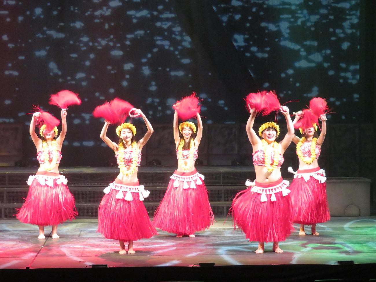 舞台「フラガール　－dance for smile－」でフラダンスを披露する安田愛里（手前左）と隅田杏花（同右）（撮影・横山慧）