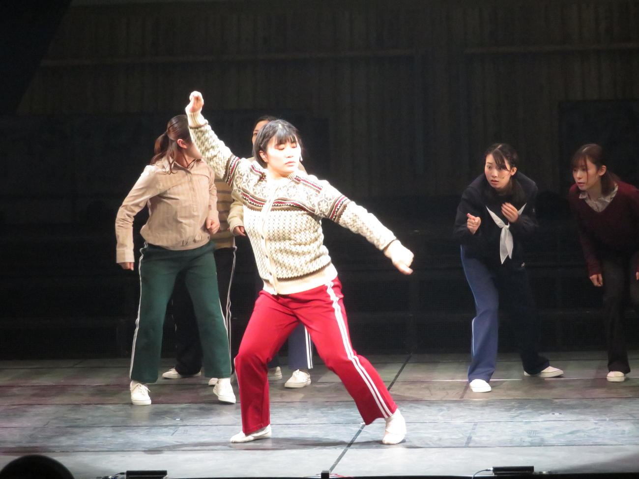 舞台「フラガール　－dance for smile－」に出演する隅田杏花（中央）（撮影・横山慧）