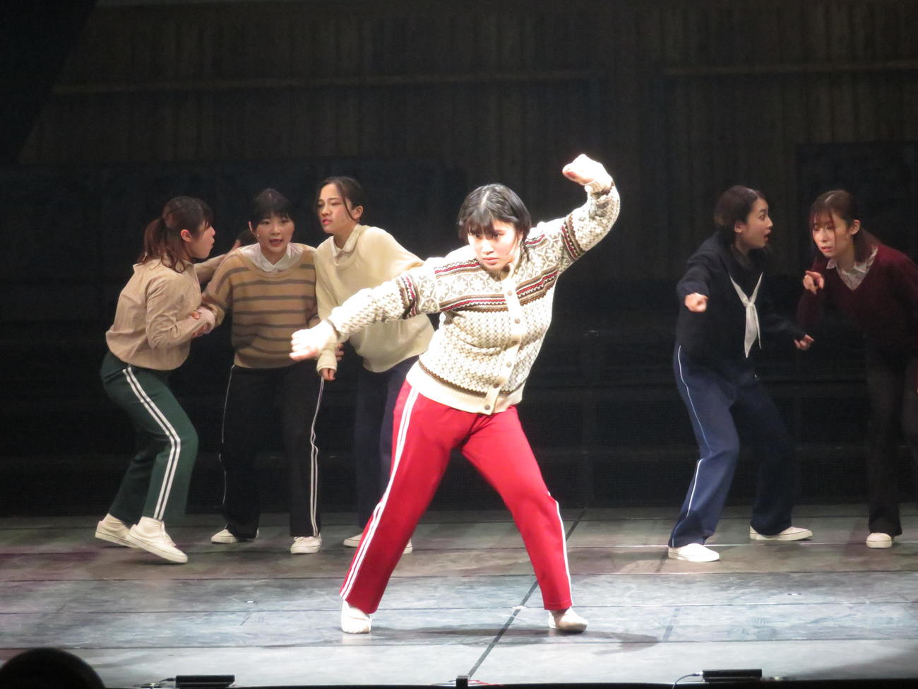 舞台「フラガール　－dance for smile－」に出演する隅田杏花（中央）（撮影・横山慧）