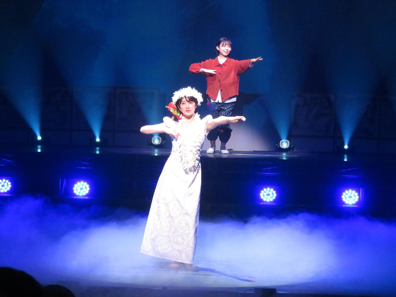 主演舞台「フラガール　－dance for smile－」でフラダンスを披露する樋口日奈（手前）。奥は山内瑞葵（撮影・横山慧）