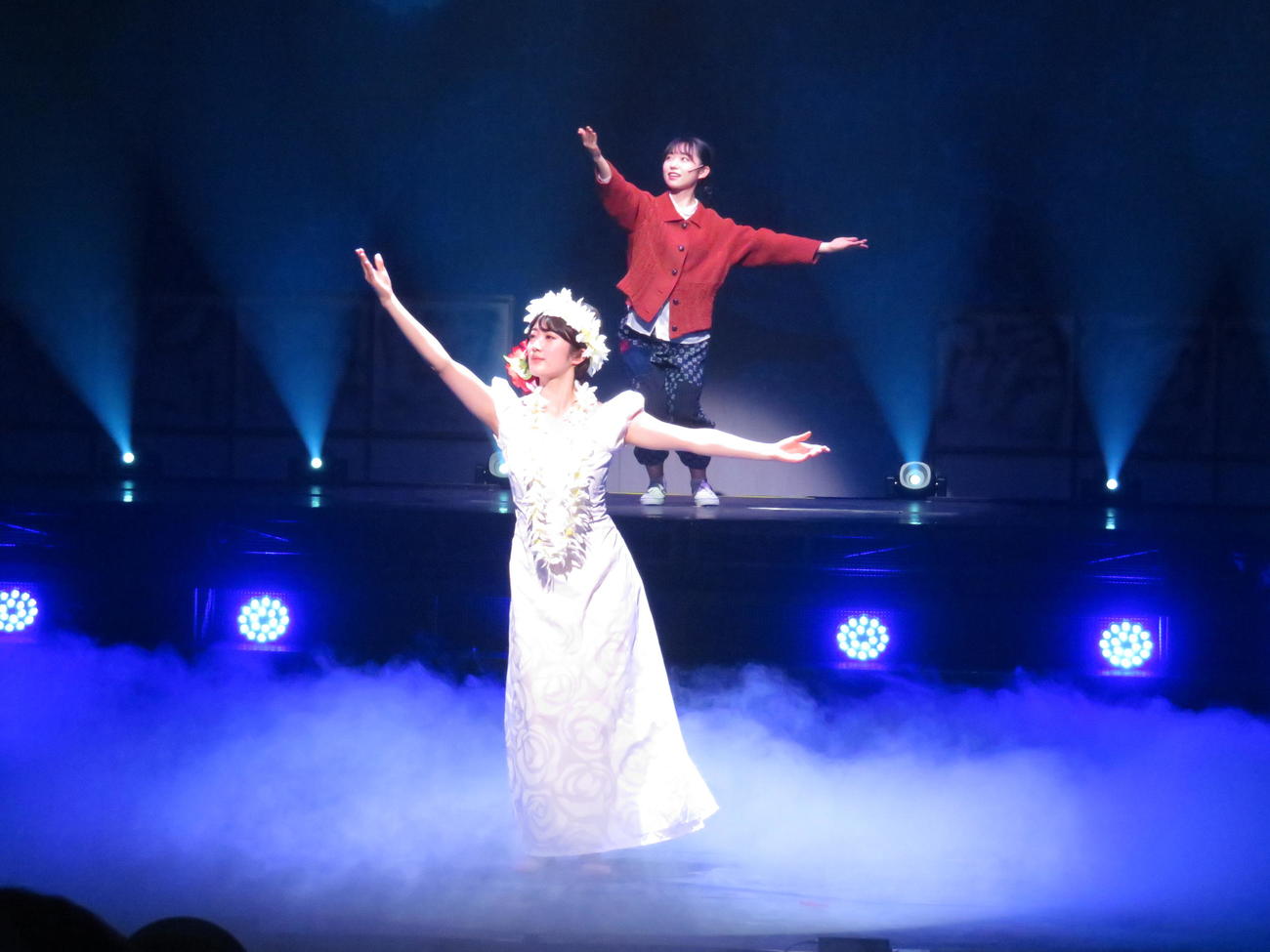 主演舞台「フラガール　－dance for smile－」でフラダンスを披露する樋口日奈（手前）。奥は山内瑞葵（撮影・横山慧）
