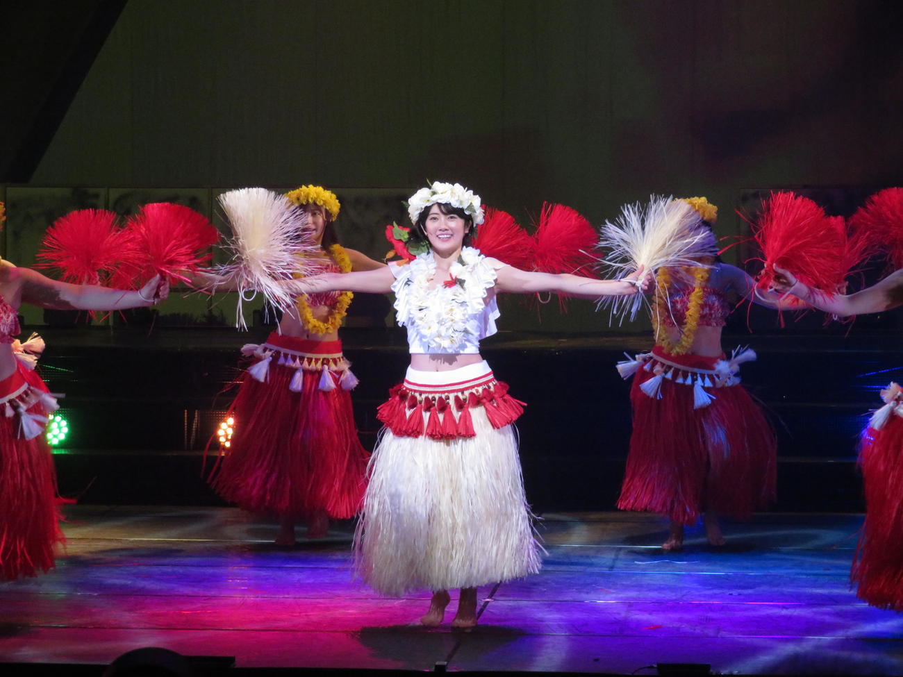 主演舞台「フラガール　－dance for smile－」でフラダンスを披露する樋口日奈（中央）（撮影・横山慧）