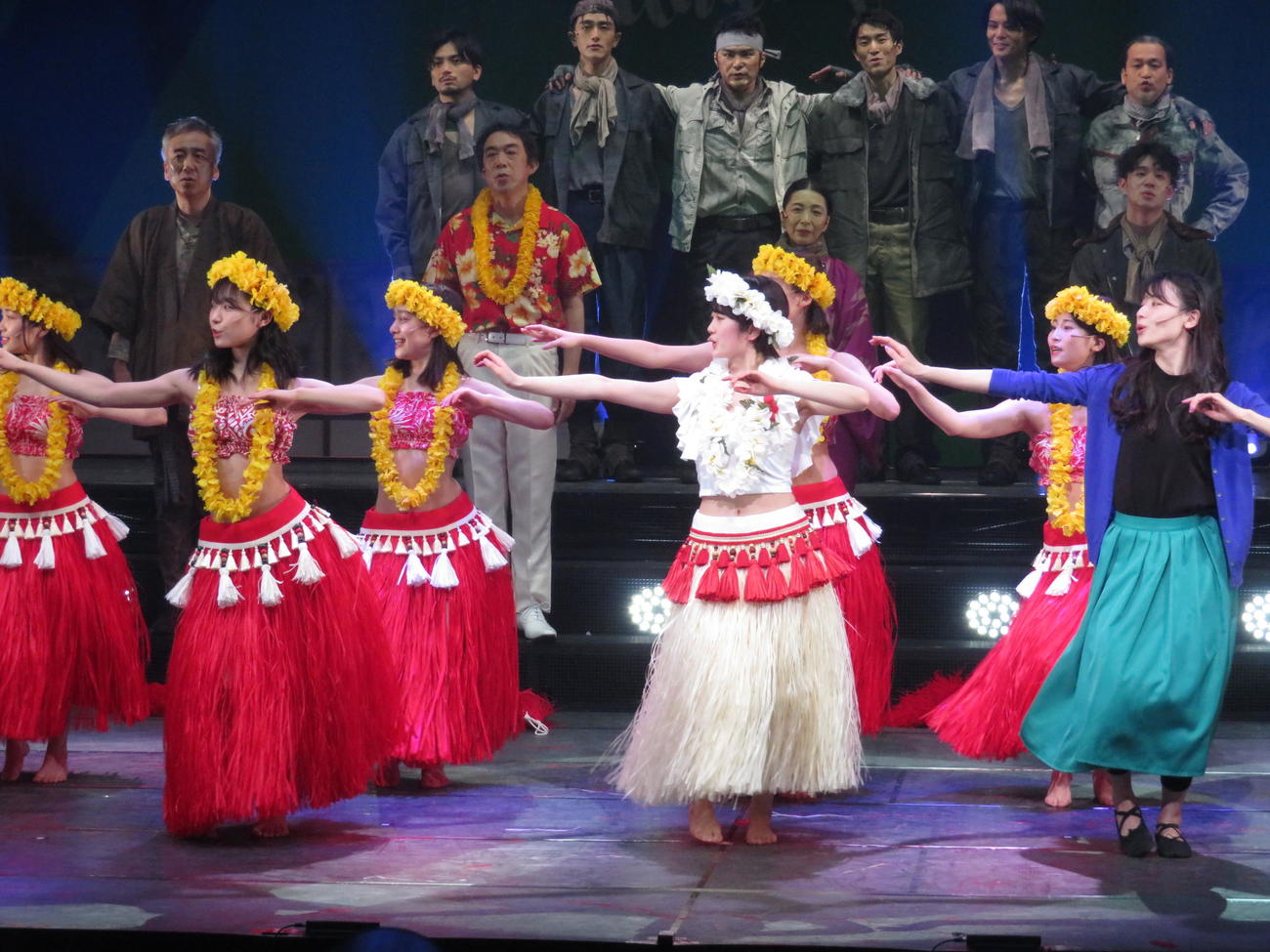 主演舞台「フラガール　－dance for smile－」でフラダンスを披露する樋口日奈（前列中央）。同左は山内瑞葵、右は矢島舞美（撮影・横山慧）