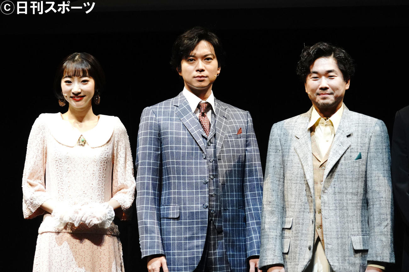 舞台「モダンボーイズ」取材会に出席した、左から武田玲奈、加藤シゲアキ、山崎樹範（撮影・佐藤成）