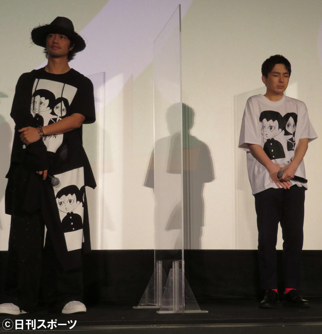 映画「ゾッキ」公開記念舞台あいさつで、斎藤工（左）から本名の由来を暴露され、恐縮しっぱなしの森優作（撮影・村上幸将）