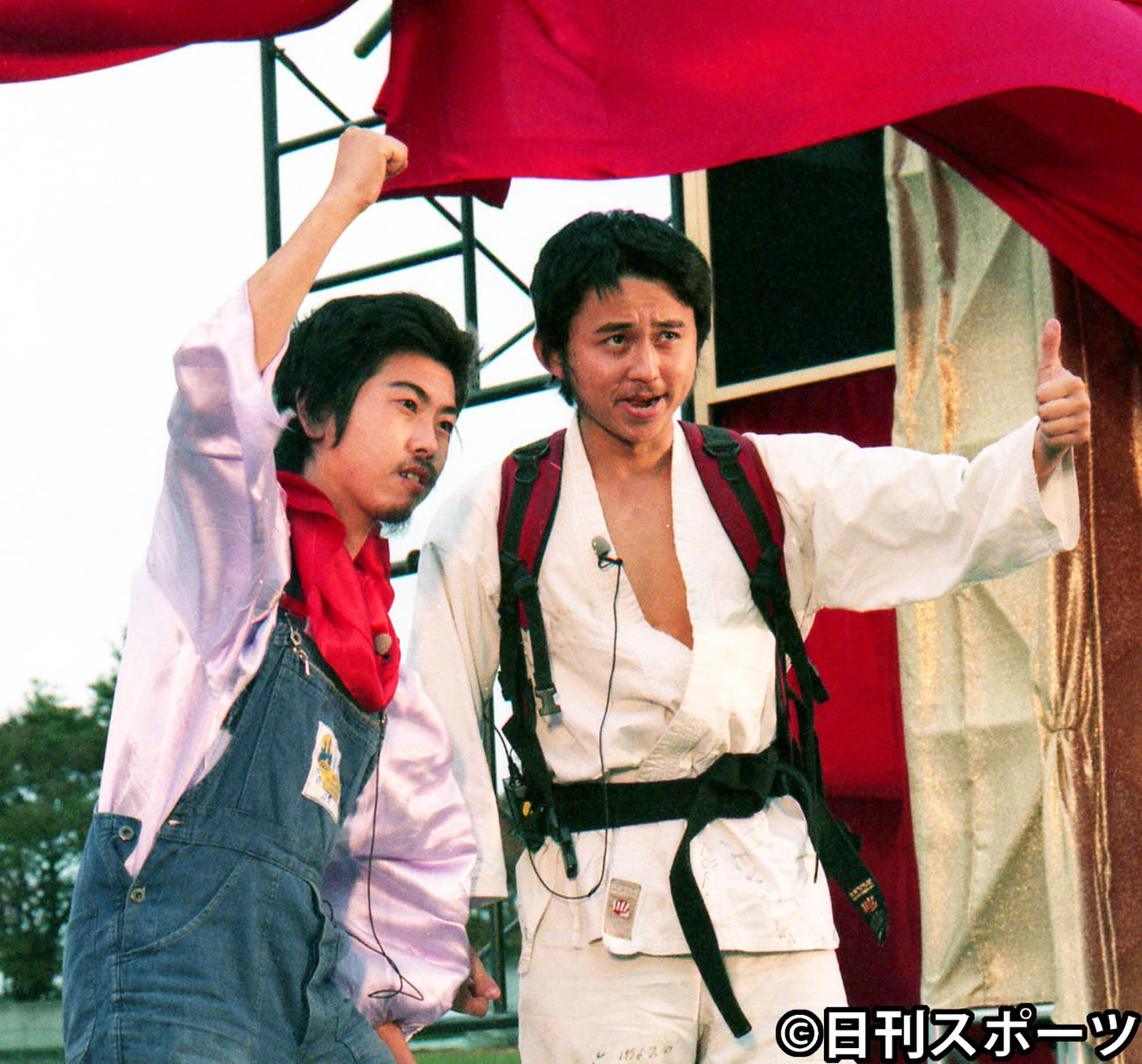 「電波少年祭り」でポーズを取る猿岩石の有吉弘行（右）と森脇和成（1996年10月26日撮影）
