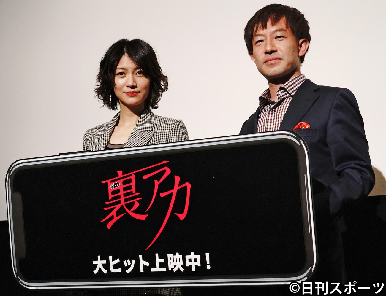 映画「裏アカ」公開記念舞台あいさつに出席した瀧内公美（左）と加藤卓哉監督（撮影・佐藤成）