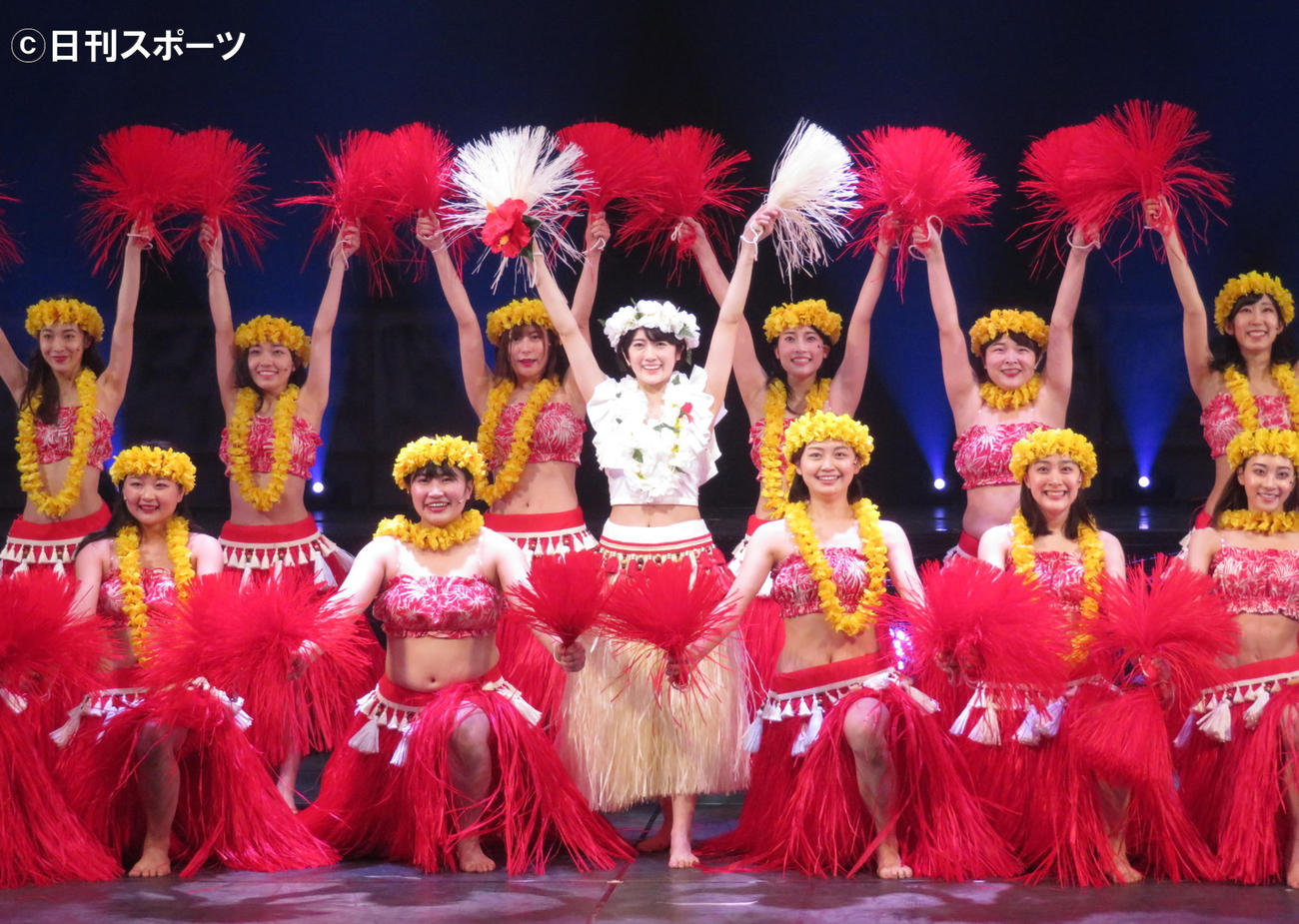 主演舞台「フラガール　－dance　for　smile－」でフラダンスを披露する樋口日奈（中央）（撮影・横山慧）