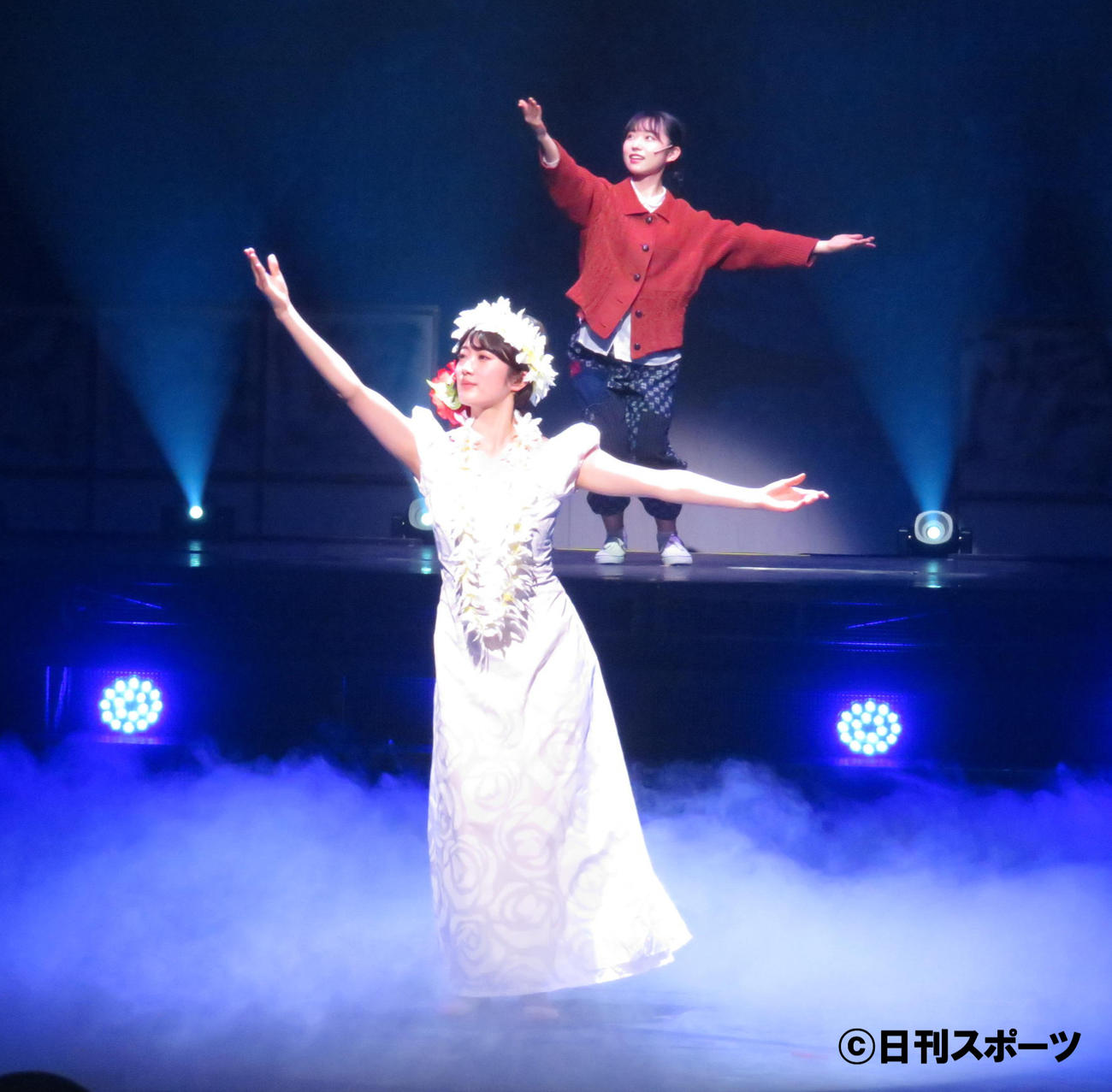 主演舞台「フラガール　－dance　for　smile－」でフラダンスを披露する樋口日奈（手前）。奥は山内瑞葵（撮影・横山慧）