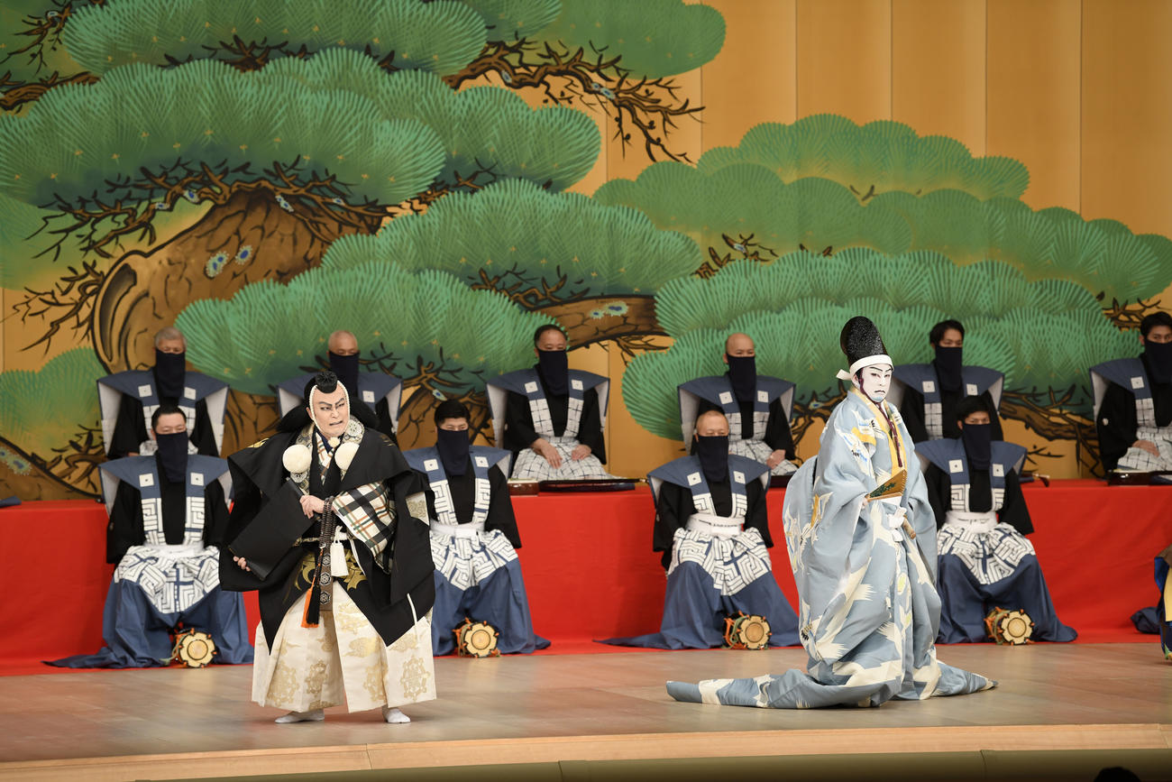 「勧進帳」で。左から、松本白鸚、松本幸四郎（C）松竹