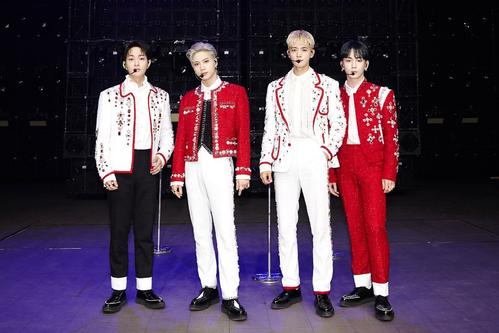 約3年ぶりの単独コンサートをオンラインで行ったSHINee。左からオンユ、テミン、ミンホ、キー