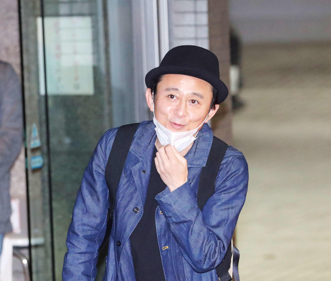 ラジオ収録を前に、結婚を祝福する報道陣に笑顔であいさつする有吉弘行（撮影・河田真司）