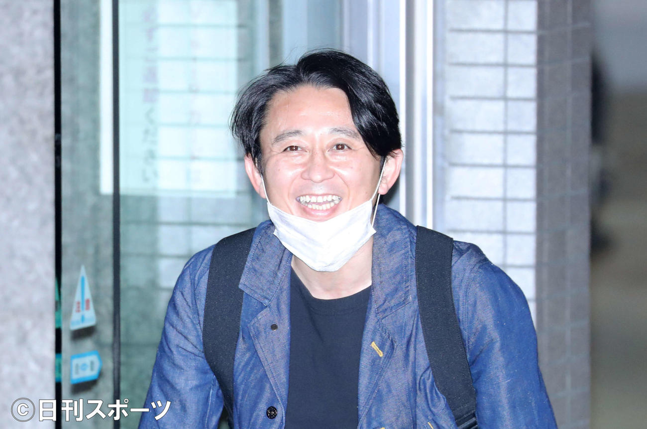 結婚を祝福する報道陣を前に、幸せそうな笑顔であいさつするラジオ収録前の有吉弘行（撮影・河田真司）