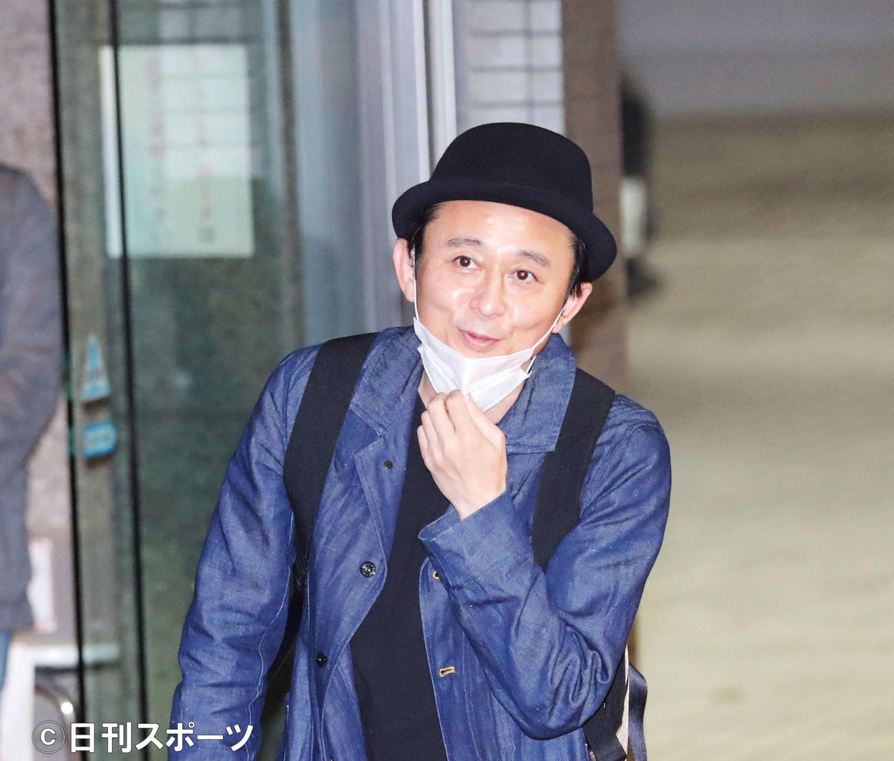 ラジオ収録を前に、結婚を祝福する報道陣に笑顔であいさつする有吉弘行（撮影・河田真司）