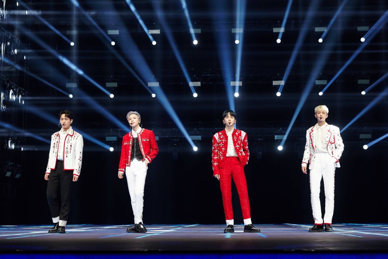 約3年ぶりの単独コンサートをオンラインで行ったSHINee。左からオンユ、テミン、キー、ミンホ