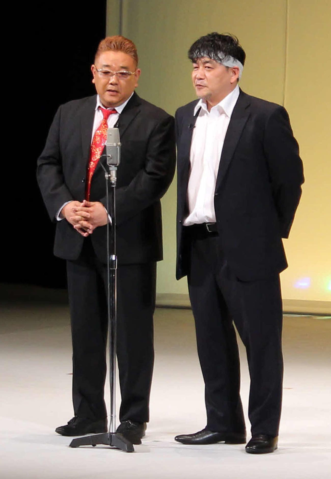 福島・南相馬市で初日公演を行うサンドウィッチマンの伊達みきお（左）と富澤たけし