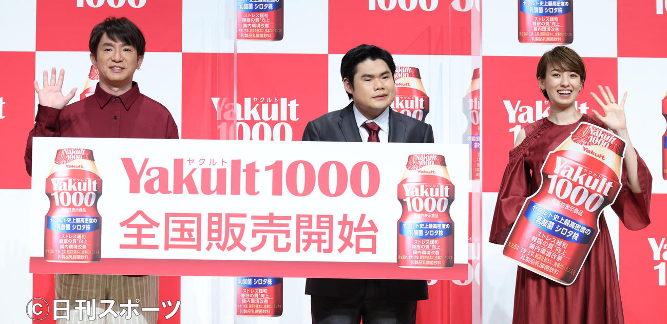 都内イベントで記念撮影をする左から濱口優、ピアニスト辻井伸行、南明奈夫妻（撮影・中島郁夫）