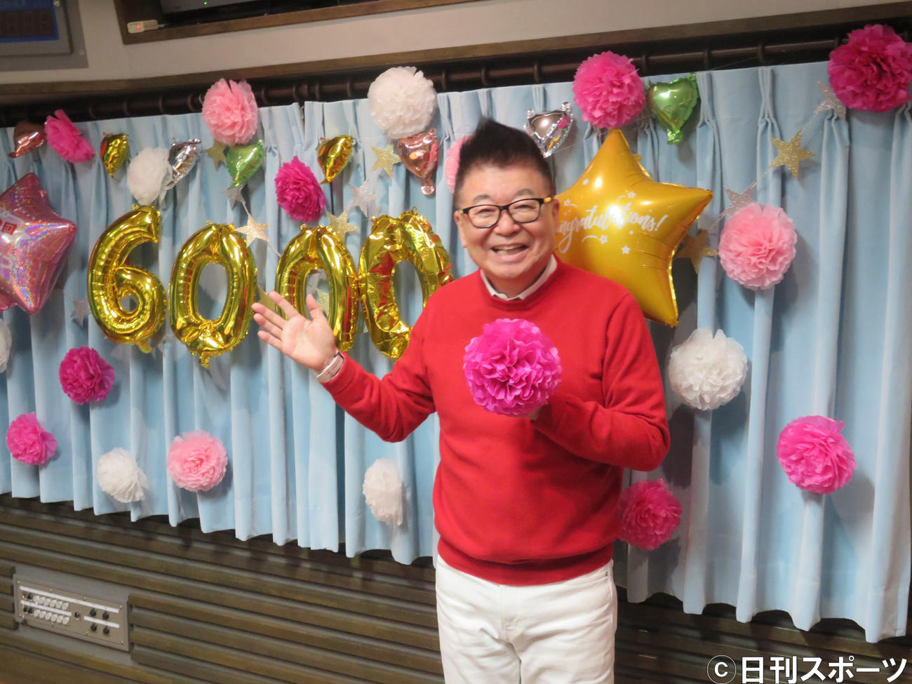 TBSラジオ「おはよう定食／一直線」が6000回の放送を迎えて笑顔を見せる生島ヒロシ