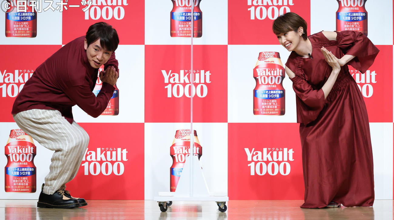 都内イベントでヨガに挑戦するよゐこ濱口優（左）と南明奈夫妻（撮影・中島郁夫）