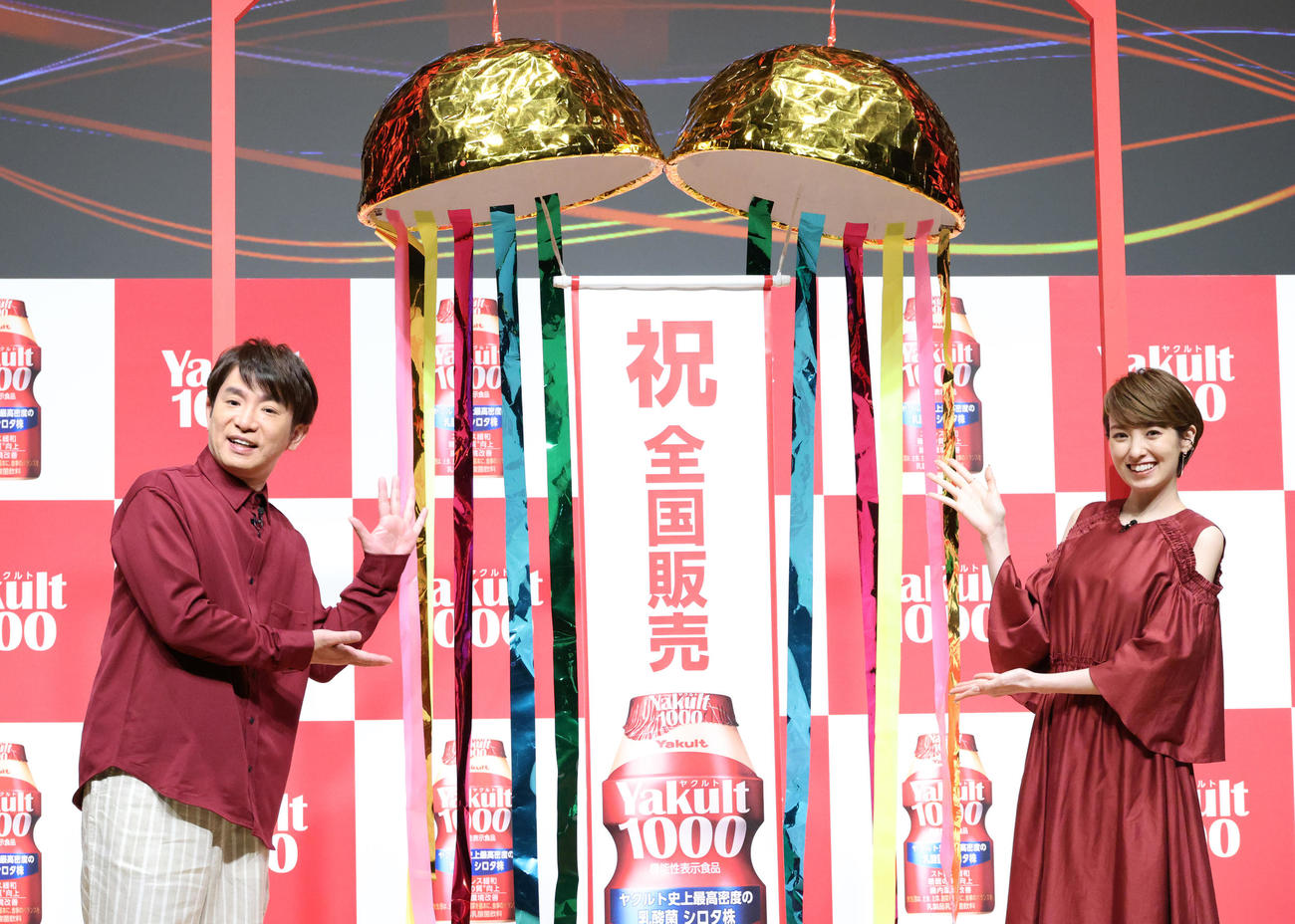 都内イベントで「くす玉開花」をするよゐこ浜口優（左）と南明奈夫妻（撮影・中島郁夫）