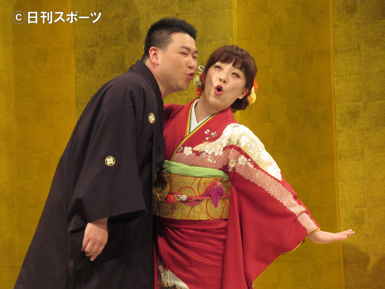 入籍会見を行った吉本新喜劇の清水啓之（左）と森田まりこ（撮影・星名希実）