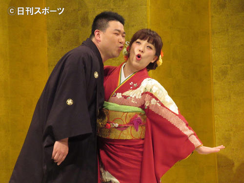 入籍会見を行った吉本新喜劇の清水啓之（左）と森田まりこ（撮影・星名希実）