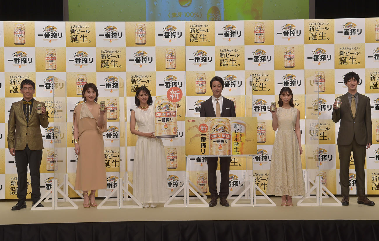 「新・一番搾り　完成発表会」で。左から、野間口徹、大橋未歩、満島ひかり、堤真一、森川葵、渡辺大知