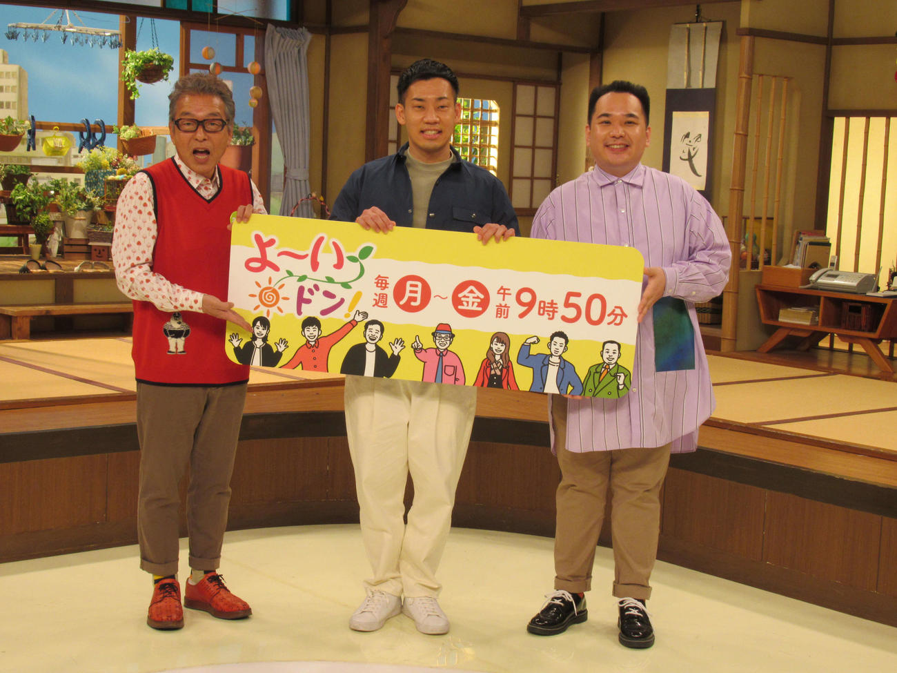 「よ～いドン！」の月曜レギュラーに加入したミルクボーイの内海崇（右）と駒場孝（中央）。左は円広志（撮影・星名希実）
