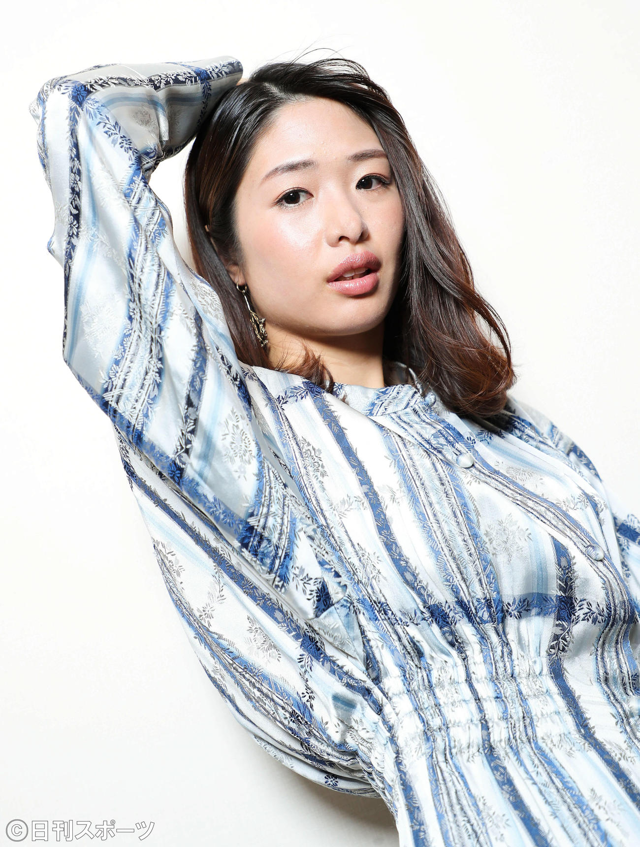 ポーズを決め写真に納まる川上奈々美（撮影・河田真司）