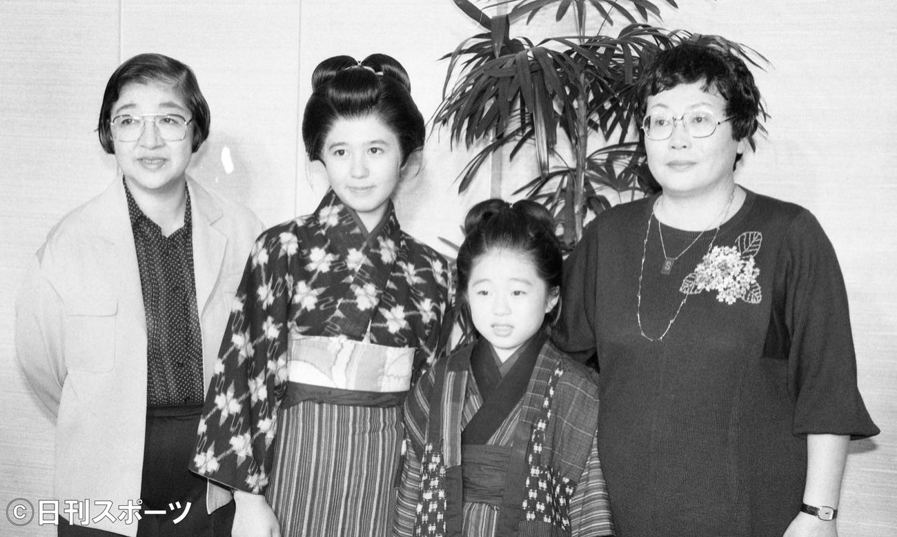 NHKテレビ小説「おしん」を来年3月明治座で上演すると制作発表が行われた。左から演出の石井ふく子さん、おしん役の石野真子、子ども時代を演じる上中はるか、脚本の橋田寿賀子さん（1983年10月13日撮影）