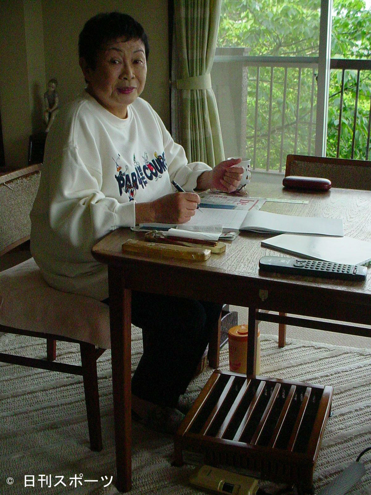 04年5月、熱海市の自宅で原稿を執筆する橋田寿賀子さん