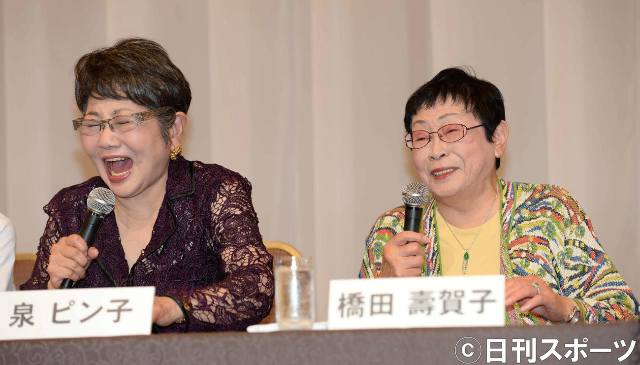 泉ピン子（左）橋田寿賀子さん（2014年4月14日撮影）