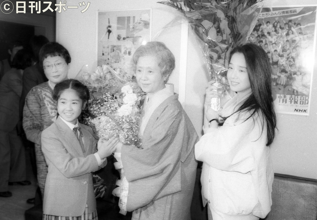 84年2月、「おしん」最終収録でおしん3代と記念撮影。左から橋田寿賀子さん、小林綾子（少女期）、乙羽信子さん（中年期）、田中裕子（青年期）