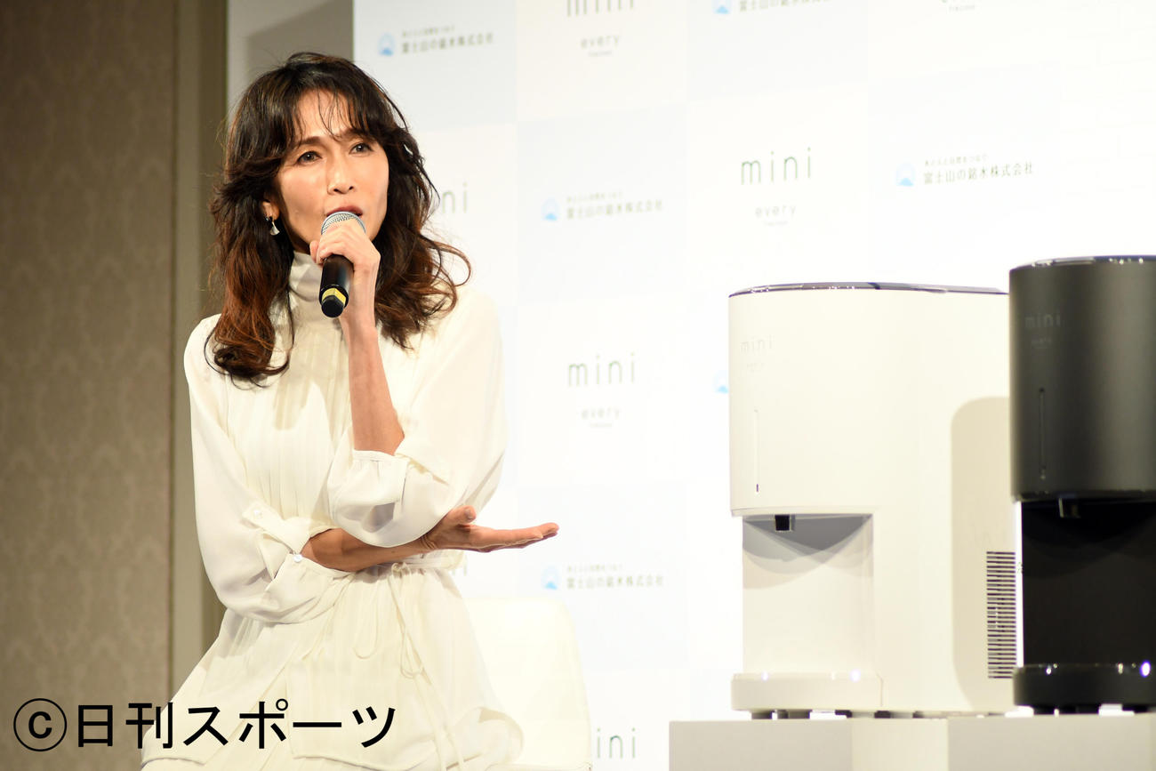 富士山の銘水「every frecious mini」新製品発表会に出席した工藤静香（撮影・大友陽平）