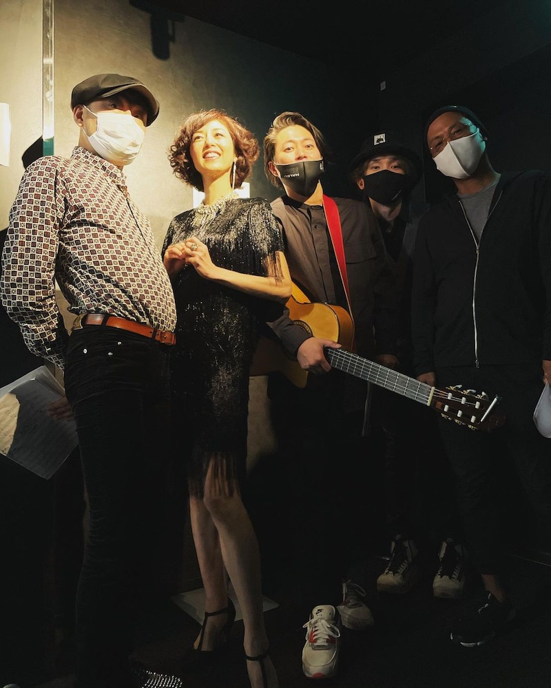 ライブ前にパシャリ。いつものバンドメンバーと