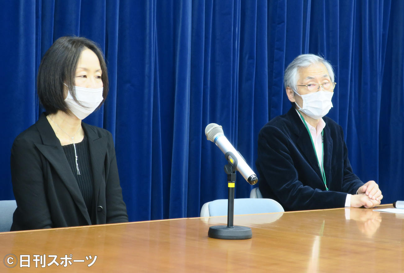 「第39回向田邦子賞」記者発表で選考委員として出席した脚本家池端俊策さん（右）。左は受賞者の脚本家橋部敦子さん