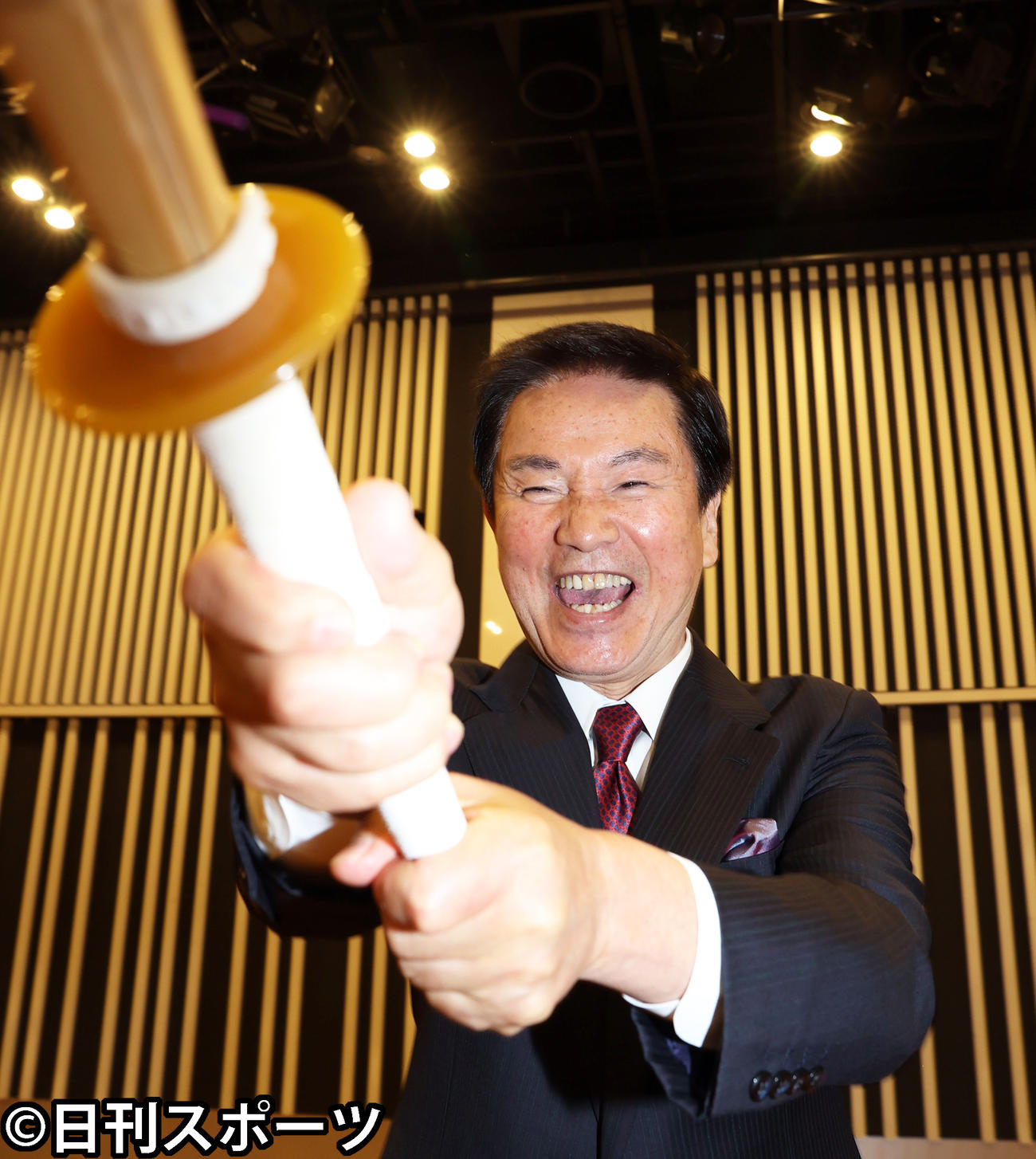 芸能界に復帰し、竹刀を勢いよく振り下ろす森田健作（撮影・狩俣裕三）
