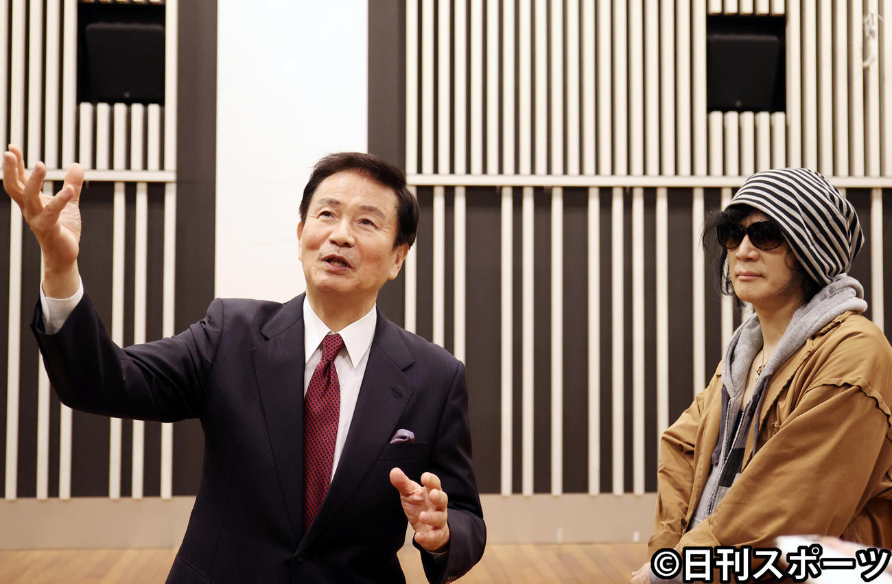 芸能界に復帰し、京本政樹（右）といっしょに報道陣の前で話をする森田健作（撮影・狩俣裕三）