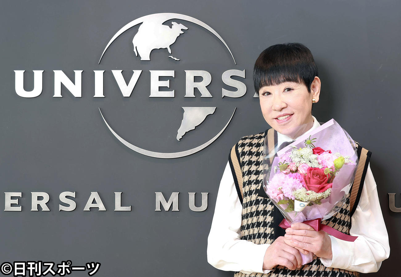 ユニバーサルミュージックへ移籍した和田アキ子は花束を手に笑顔を見せる（撮影・浅見桂子）