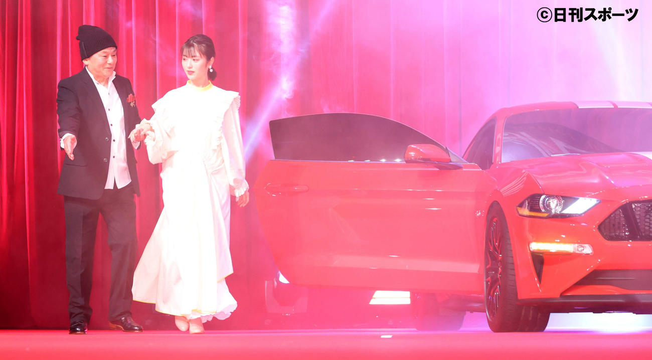 池田秀一（左）からエスコートされ登場する浜辺美波（撮影・鈴木正人）