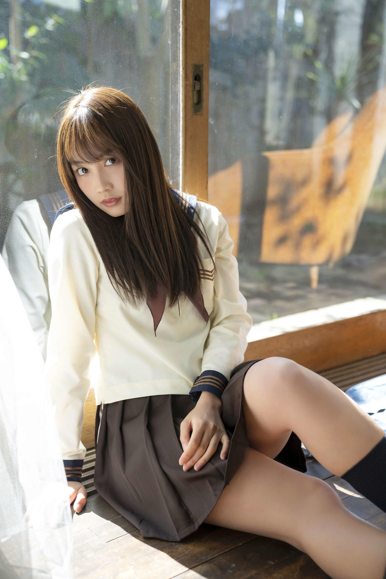 「漫画アクション」表紙のアザーカットの制服姿を披露した黒木ひかり（c）小池伸一郎／双葉社